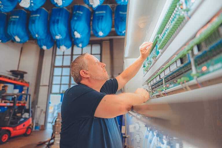 Tobias Glenewinkel bei der Installation der Dosieranlage. Waschmittel und Zusatzstoffe werden exakt dosiert und abgestimmt.
