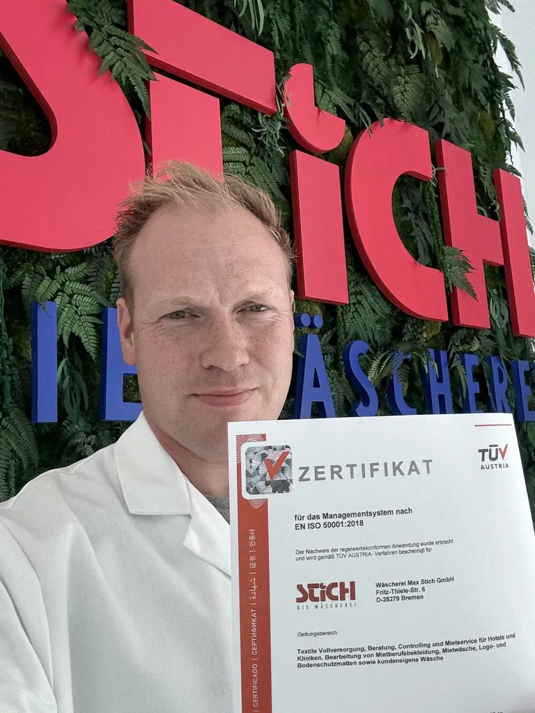 Moritz Stich, Gesch&auml;ftsf&uuml;hrer W&auml;scherei Max Stich GmbH mit dem Zertifikat f&uuml;r das Managementsystem nach ISO 50001