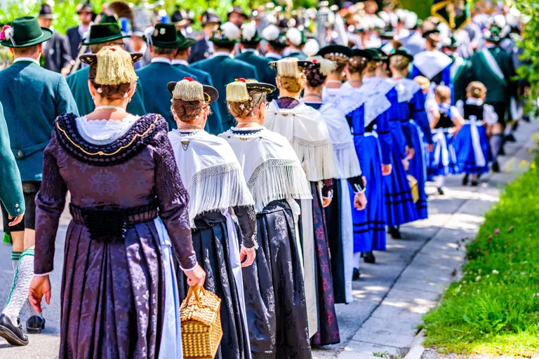 Traditionelle bayerische Tracht bei einem Trachtenumzug.
