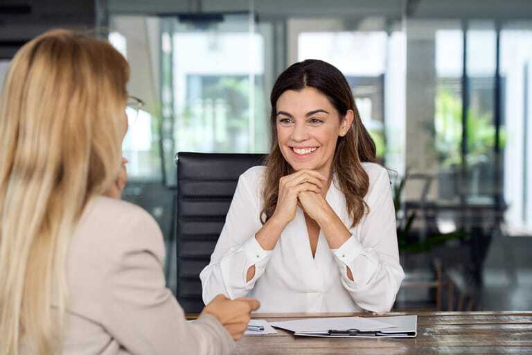 Geschäftsfrau und Personalmanagerin bei einem Mitarbeitergespräch mit einer Angestellten im Büro,