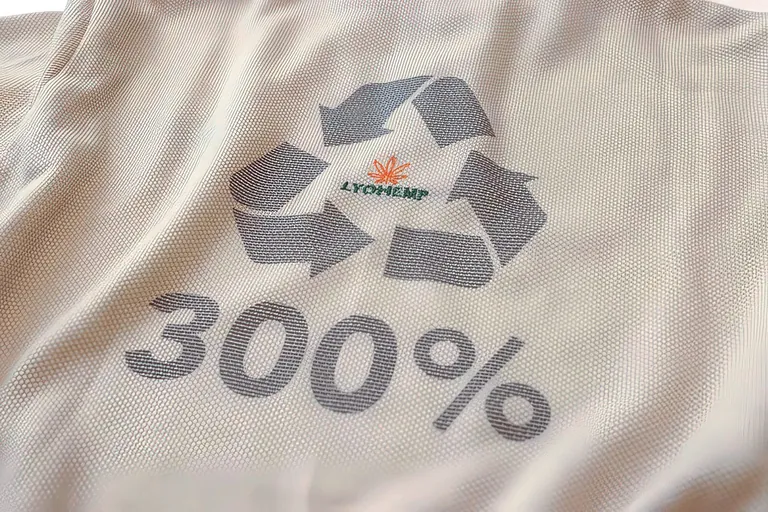 Die innovative Recyclingfaser ist beim Poloshirt als Piqu&eacute; verarbeitet worden.