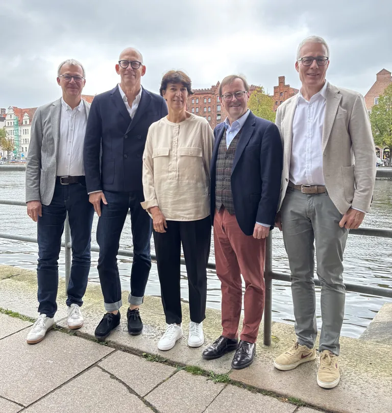 Vorstand der BESPO-Gruppe (v.l.): Jens M&ouml;ller (GREIFF Mode), Peter Hoffmann (FHB), Corinna Horndahl (teamdress), Thomas Heinen (Drei-Punkt Berufskleidung) und Harald Goost (Bierbaum-Proe&shy;nen).