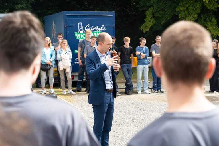Um den Start zusätzlich zu begleiten, lud Kannegiesser die neuen Auszubildenden, Studierenden sowie alle weiteren Beteiligten am Standort Vlotho zu einem gemeinsamen Grill-Event ein. Die Geschäftsleitung eröffnete die Veranstaltung persönlich und unterstrich damit die besondere Bedeutung der Ausbildung im Unternehmen. Auf dem Foto: Thorsten Malzer, Geschäftsführer Finanzen.