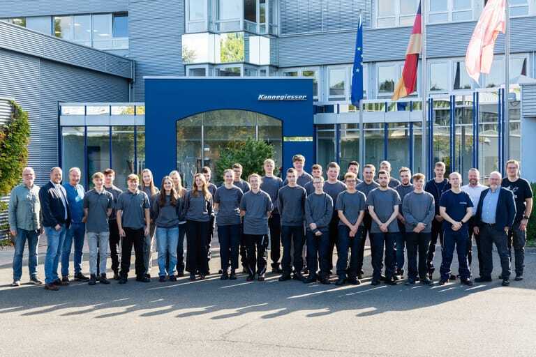 Die neuen Auszubildenden und Studierenden mit ihren Betreuern der Firma Kannegiesser am Hauptsitz in Vlotho.