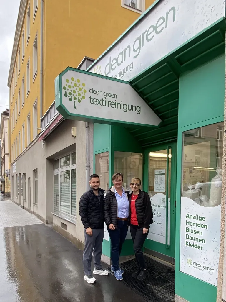 Marko Miljkovic (v.&thinsp;li.) mit Andrea Kuttner und seiner Mutter Danica &shy;Miljkovic.