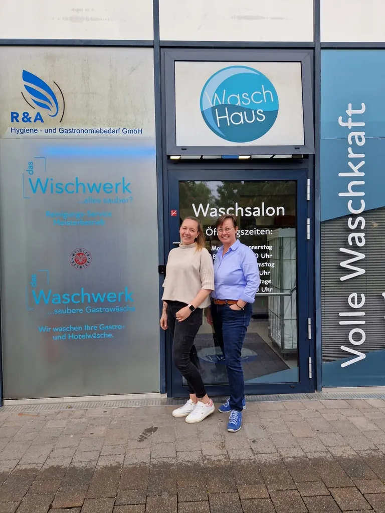 Katrin Kreipl (li.) begr&uuml;&szlig;t Andrea Kuttner im &shy;Waschwerk in W&ouml;rgl. 