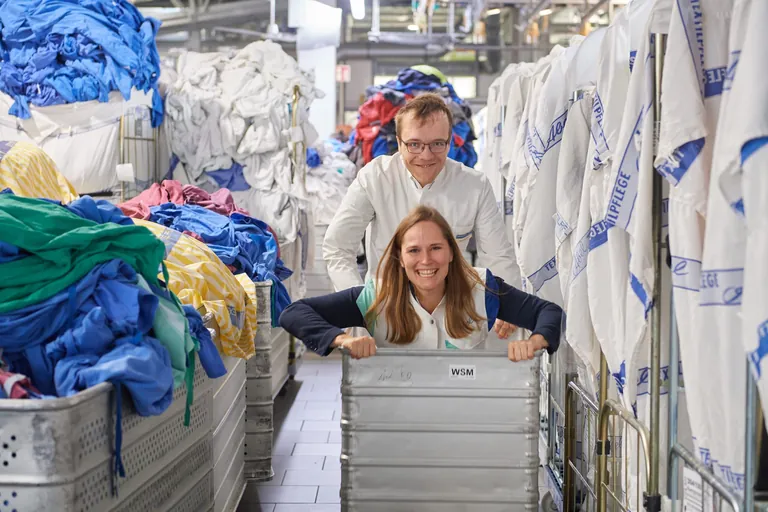 2024 &uuml;bergaben Christian und Sieglinde Abel die W&auml;scherei Abel an ihre beiden Kinder Stefanie und Sebastian (siehe Foto).