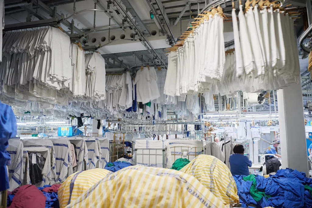 Transportanlagen, &shy;Steuerungssysteme, Sortieranlagen und eine KI-gesteuerte Fremdk&ouml;rperkontrolle sind heute im Gebrauch.