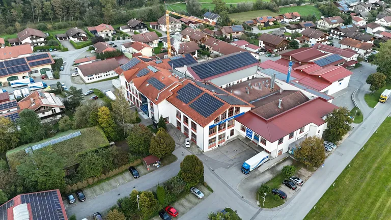 Luftaufnahme des Betriebsgel&auml;ndes in Anger-Aufham