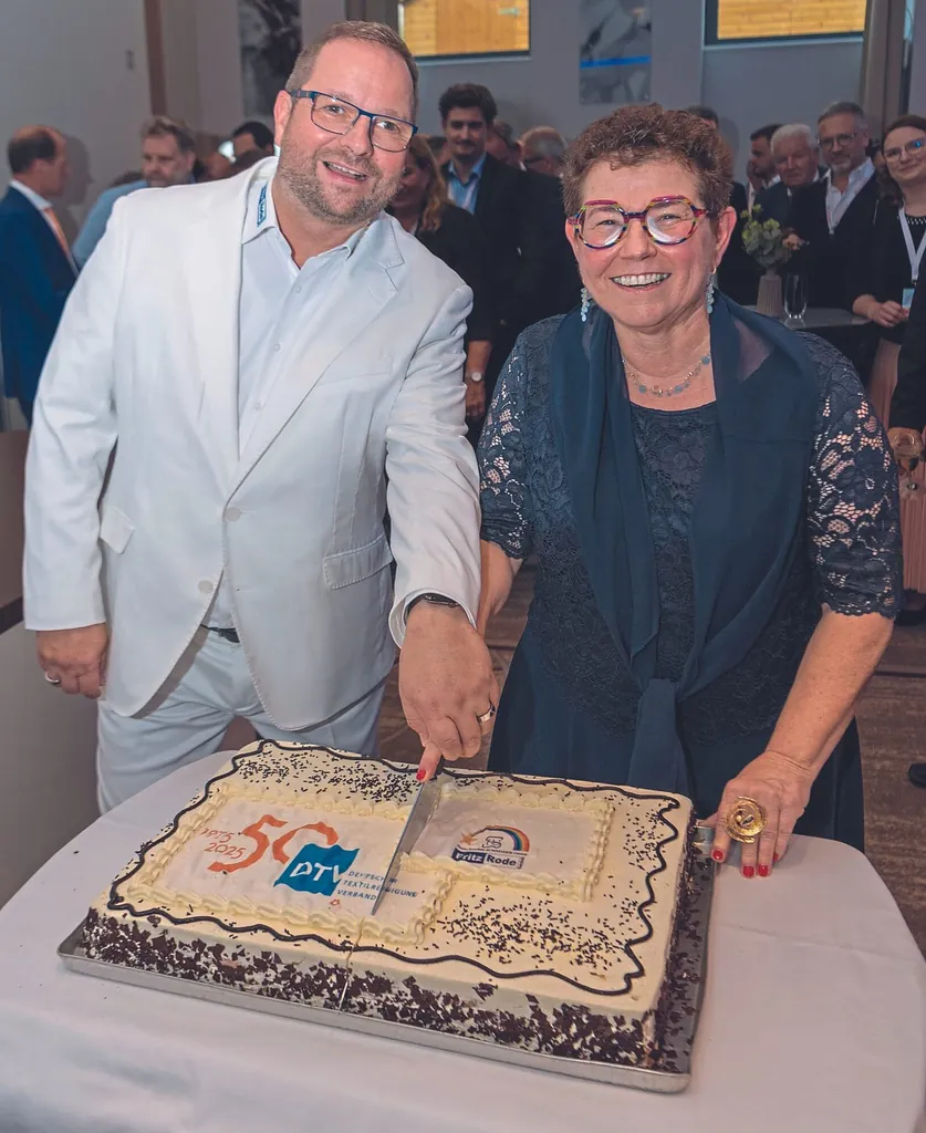 Olaf Schneider, Gesch&auml;ftsf&uuml;hrer der Hans-Joachim Schneider Fritz Rode GmbH gratulierte mit festlichen Torten.