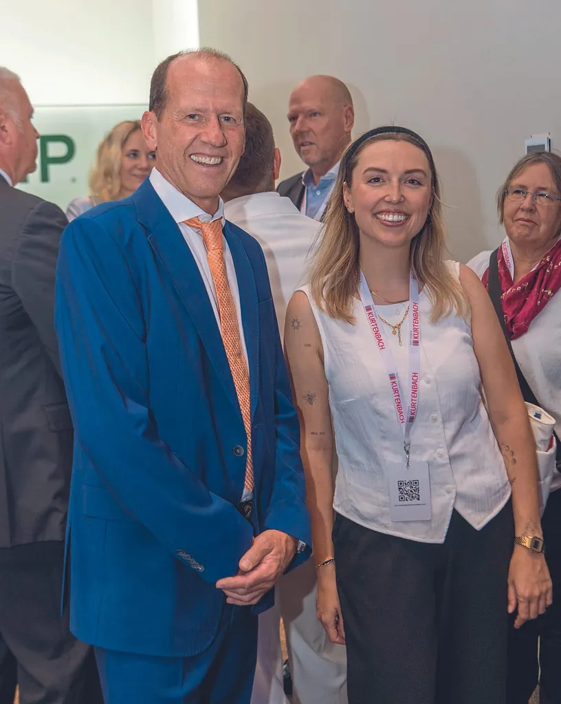 Bettina Schmid (RWT-Redaktion) und Richard Sterr beim Festakt.