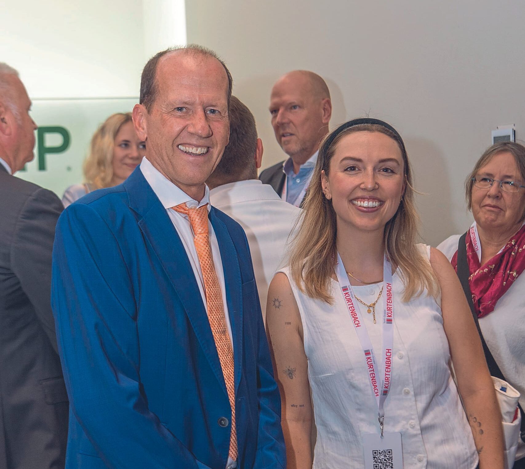 Bettina Schmid (RWT-Redaktion) und Richard Sterr beim Festakt.
