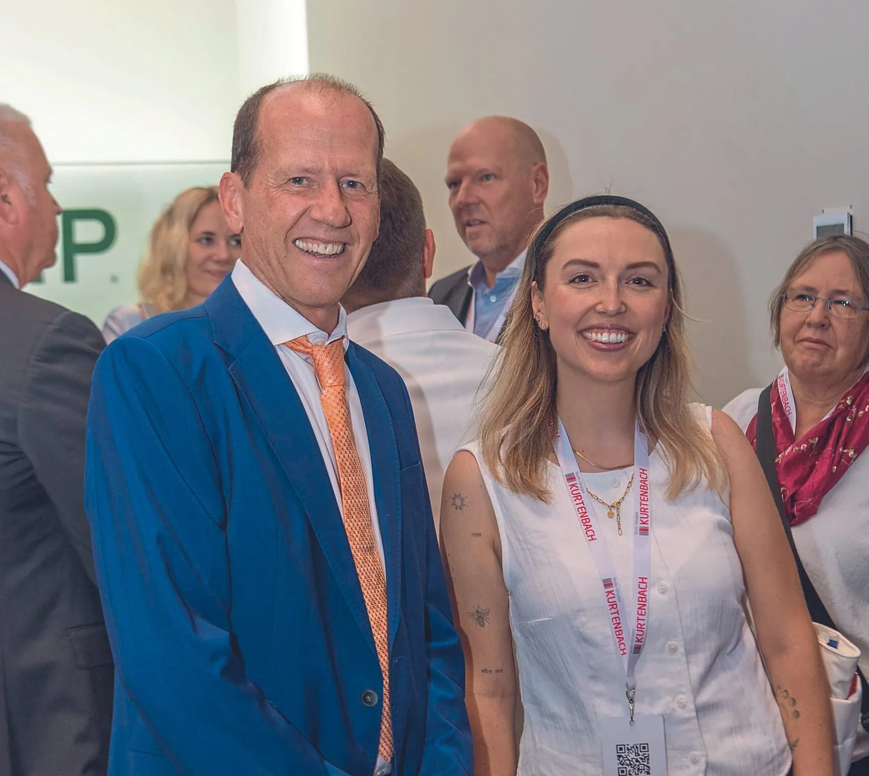 Bettina Schmid (RWT-Redaktion) und Richard Sterr beim Festakt.