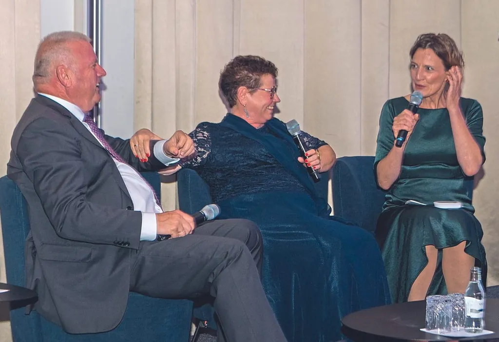 Zum Festakt schwelgten (v.&thinsp;l.) Friedrich Eberhard, Beate Sch&auml;fer und &shy;Moderatorin Tanja &shy;Samrotzki in Erinnerungen &uuml;ber die vergangenen 50 Jahre.