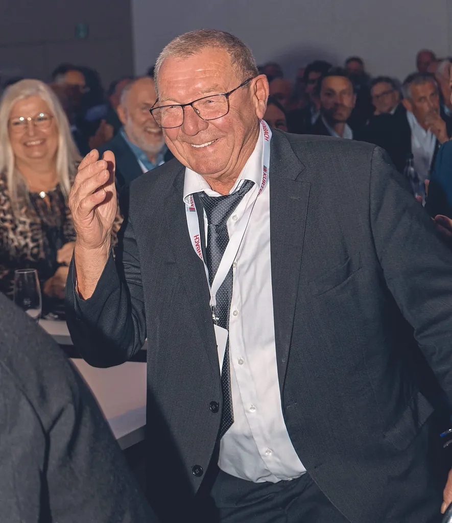 Udo Nagelschmidt (links) und &shy;Joachim Krause (rechts) &shy;wurden f&uuml;r ihr langj&auml;hriges Engagement mit der Ehrennadel des &shy;Verbandes geehrt.