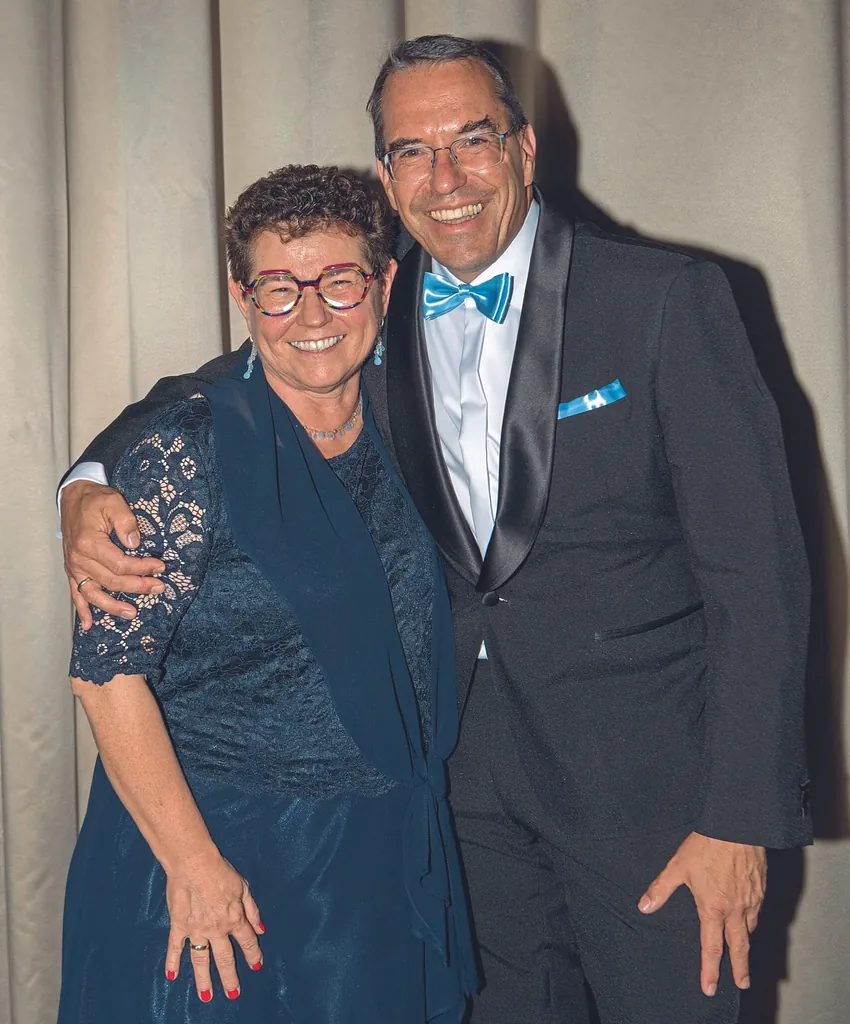 ETSA-Pr&auml;sident Dr. Thomas Neyers &shy;gratulierte pers&ouml;nlich.