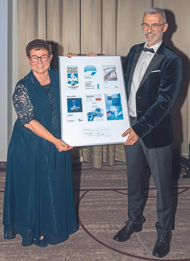 Von der Messe Frankfurt gab es einen &shy;Bilderrahmen mit Texcare-Flyern im &shy;Wandel der Zeit.
