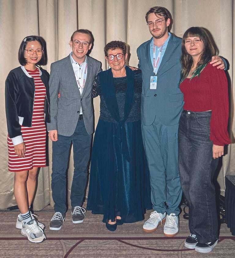 Die Gewinner der Textilreiniger-Meisterschaft (v.&thinsp;l.): Thi&nbsp;Phuong Ngo, Kimon Schulz, DTV-Pr&auml;sidentin Beate Sch&auml;fer, &shy;Alexander Kohl und Mara Ladewig.