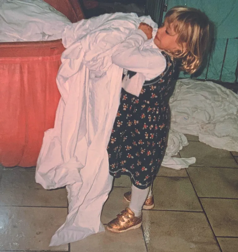 Nadine Schegel als Kind mit W&auml;sche