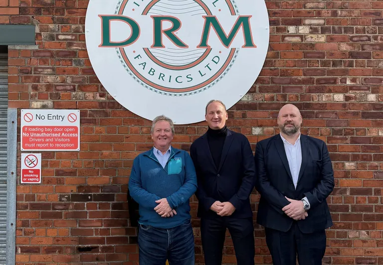 v.l. Peter McGuinness (ehemaliger Eigent&uuml;mer von DRM Industrial Fabrics Ltd.), Tim Zaiser (CEO von MAXI-PRESS), Paul Crookes Gesch&auml;ftsf&uuml;hrer von MAXI-PRESS DRM Ltd.)