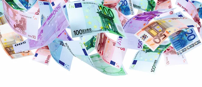 Verschiedene Euro-Banknoten in Stückelungen von 10, 20, 50, 100, 200 und 500 Euro auf weißem Hintergrund.