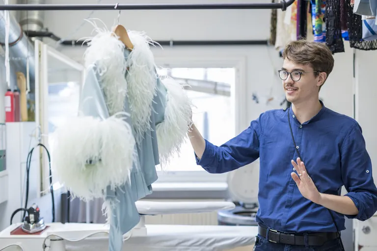 Schrecksekunde f&uuml;r Tobias: Das Kost&uuml;m aus Seide und echten Federn wird auf der B&uuml;hne blut&uuml;berstr&ouml;mt.