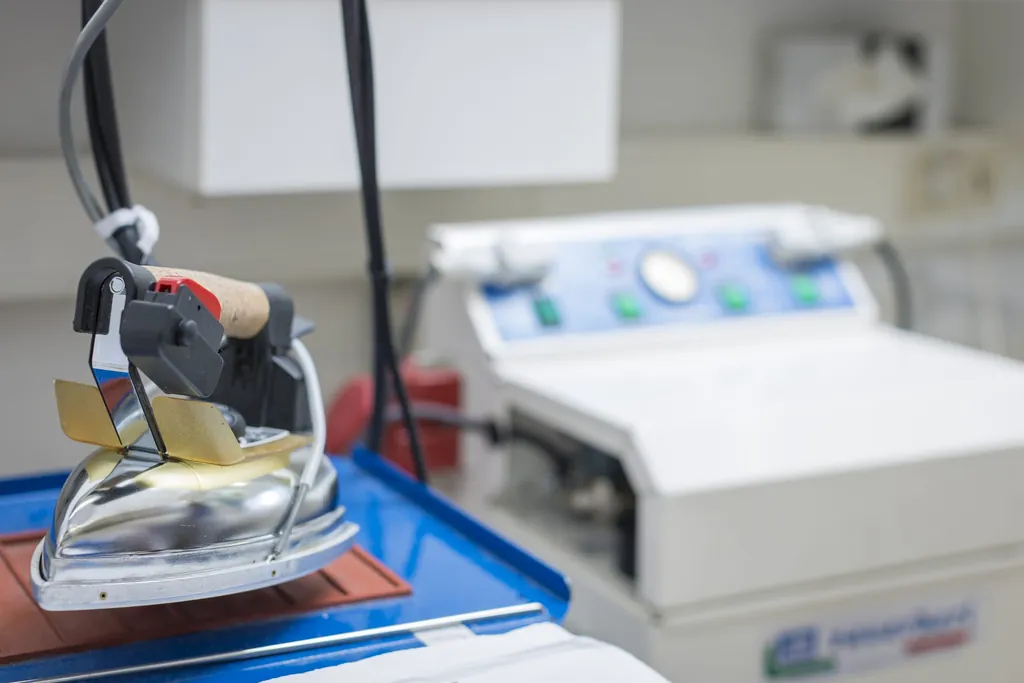 Drei B&uuml;geltische stehen eng hintereinander in der Kost&uuml;mw&auml;sche&shy;rei. Da wird es in der Sommerhochsaison schon einmal hei&szlig;.