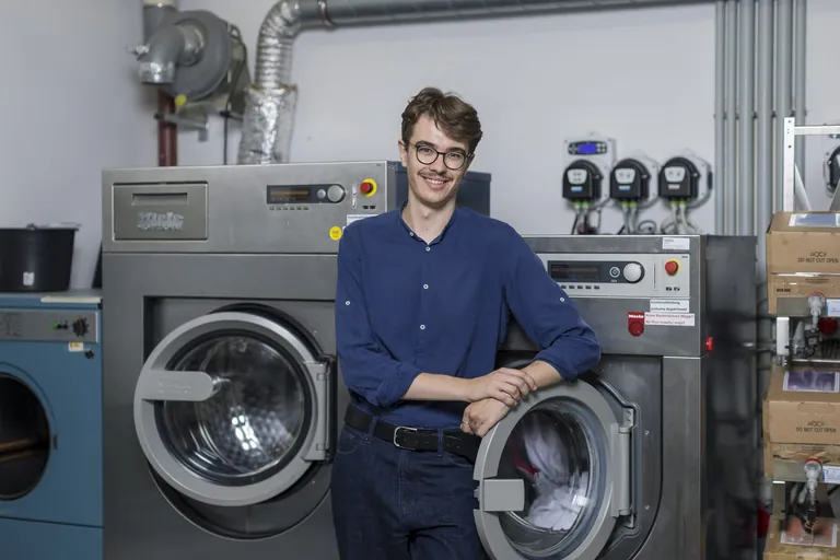 Tobias Schneider-Lenz absolvierte die Kunstgewerbeschule mit Schwerpunkt Textil und studierte anschlie&szlig;end Lehramt f&uuml;r &shy;technisches und textiles Gestalten sowie B&uuml;hnen und Kost&uuml;mbild.