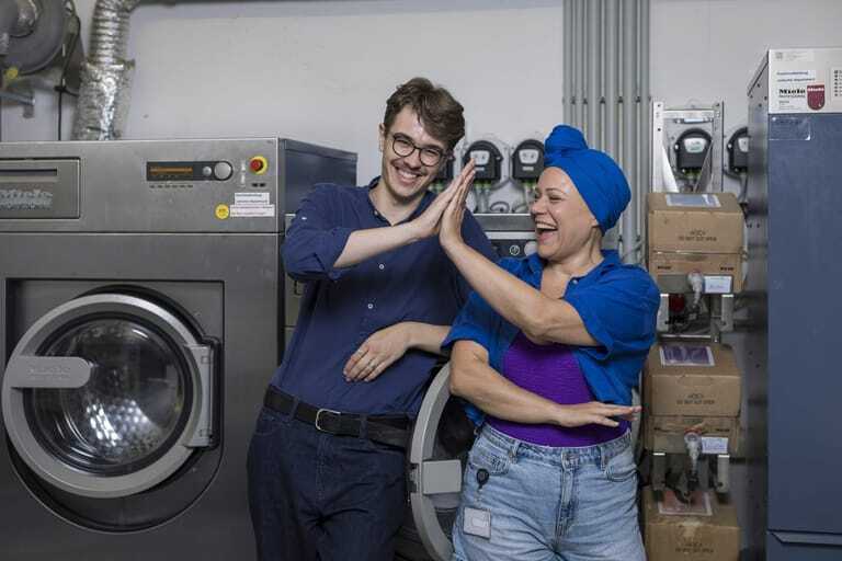 Tobias Schneider-Lenz (li.), Leiter der Kost&uuml;mw&auml;scherei und des Fundus, und Jutta Ulrich, stellvertretende Leiterin der &shy;Kost&uuml;m&shy;w&auml;scherei bei den Salzburger Festspielen.