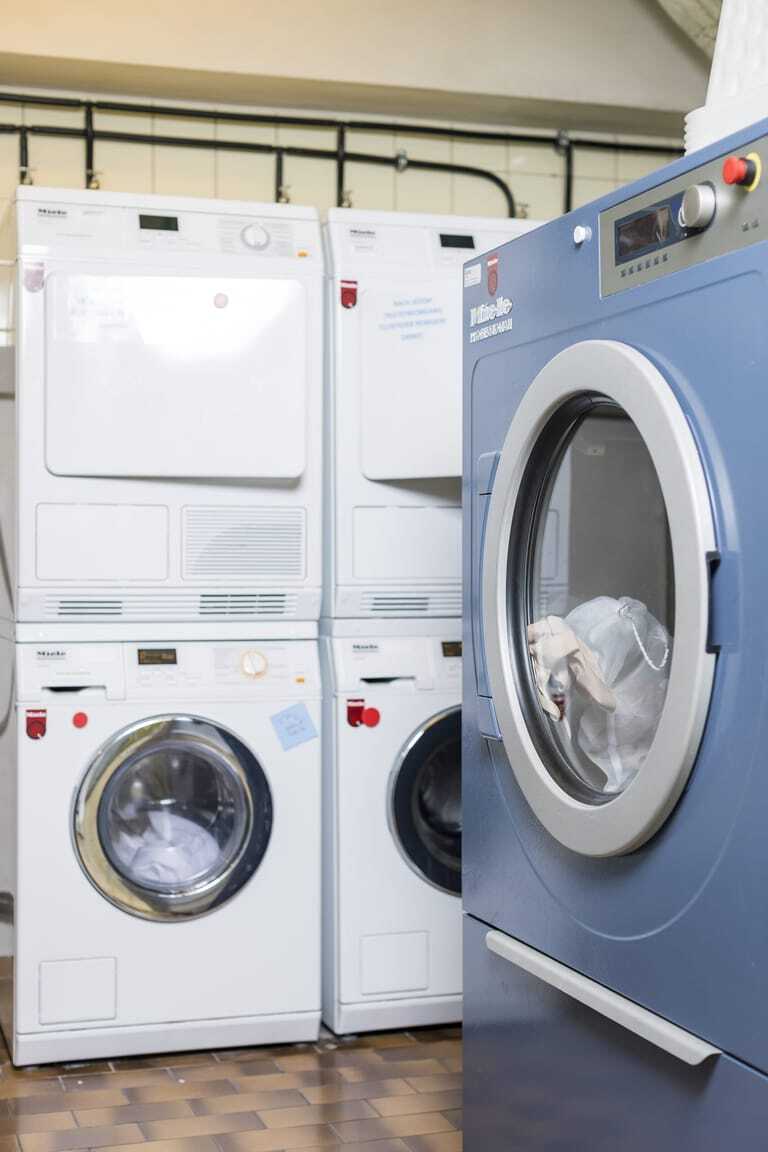 Volle industrielle Maschinenwucht: Neben den acht kleineren Maschinen gibt es zwei volumin&ouml;se Industriewaschmaschinen mit pr&auml;zisen Dosieranlagen.