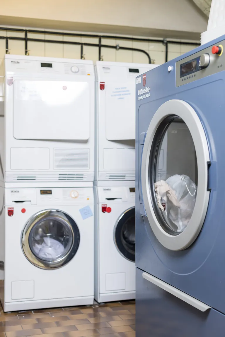 Volle industrielle Maschinenwucht: Neben den acht kleineren Maschinen gibt es zwei volumin&ouml;se Industriewaschmaschinen mit pr&auml;zisen Dosieranlagen.