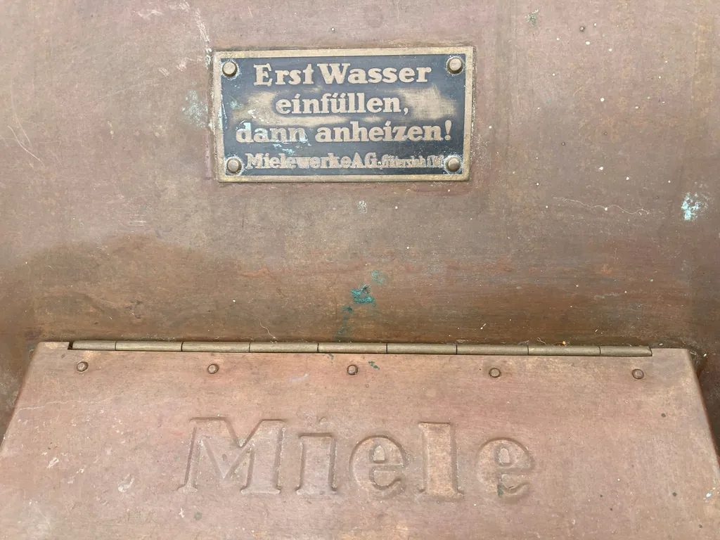 Etwa hundert Jahre alt ist dieses Typenschild der Trommelwaschmaschine.
