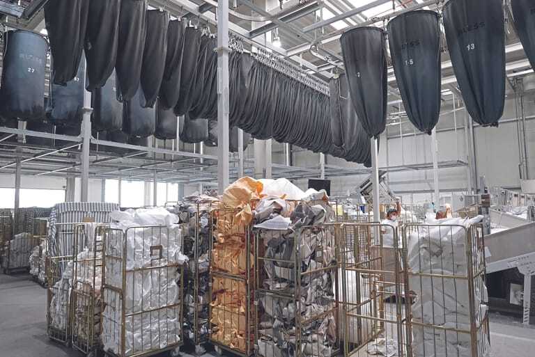 Blick in die unreine Seite der W&auml;scherei Ruess. Die Schmutzw&auml;sche wird in dunklen S&auml;cken zu den Waschstra&szlig;en transportiert.