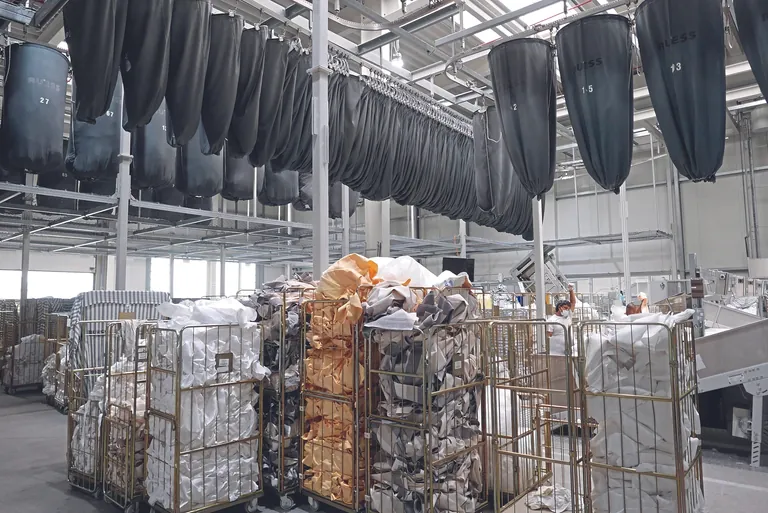 Blick in die unreine Seite der W&auml;scherei Ruess. Die Schmutzw&auml;sche wird in dunklen S&auml;cken zu den Waschstra&szlig;en transportiert.