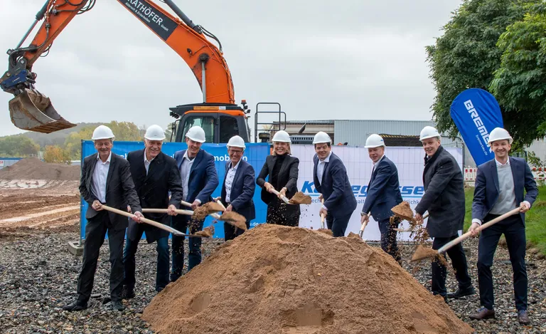 Spatenstich für die neue Kannegiesser-Produktionshalle in Vlotho mit (Bildmitte)Tina Kannegiesser, Vorsitzende der Geschäftsführung.