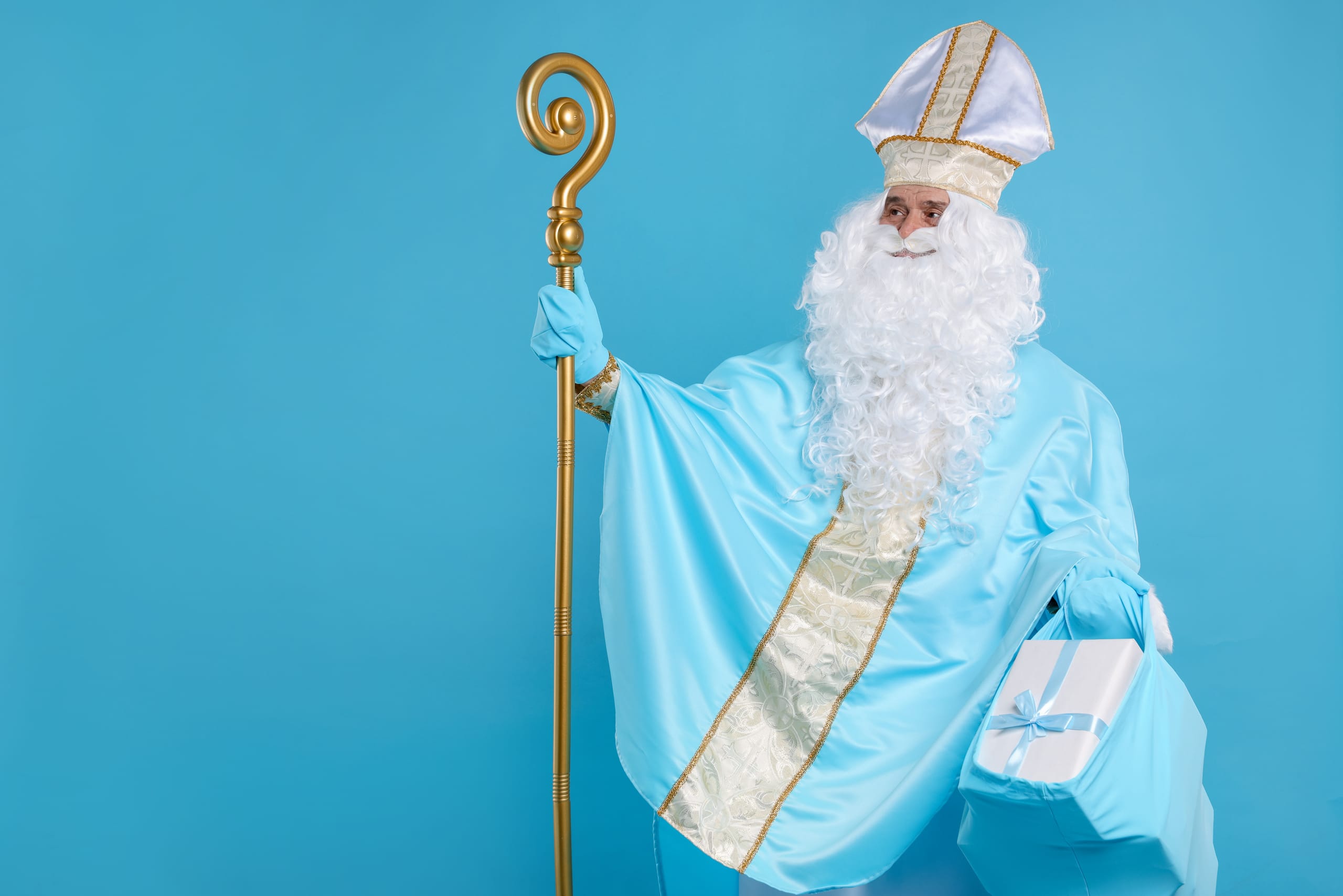 Der Heilige Nikolaus trägt eine Bischofsmütze und einen Bischofsstab.