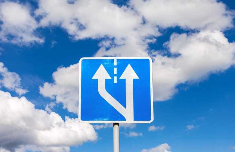 Strassenschild Pfeile getrennt blau