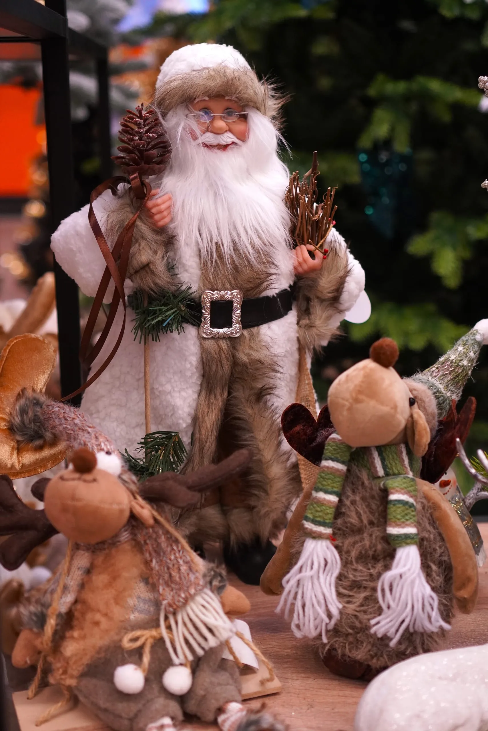 Nikolausfigur im Pelzmantel.