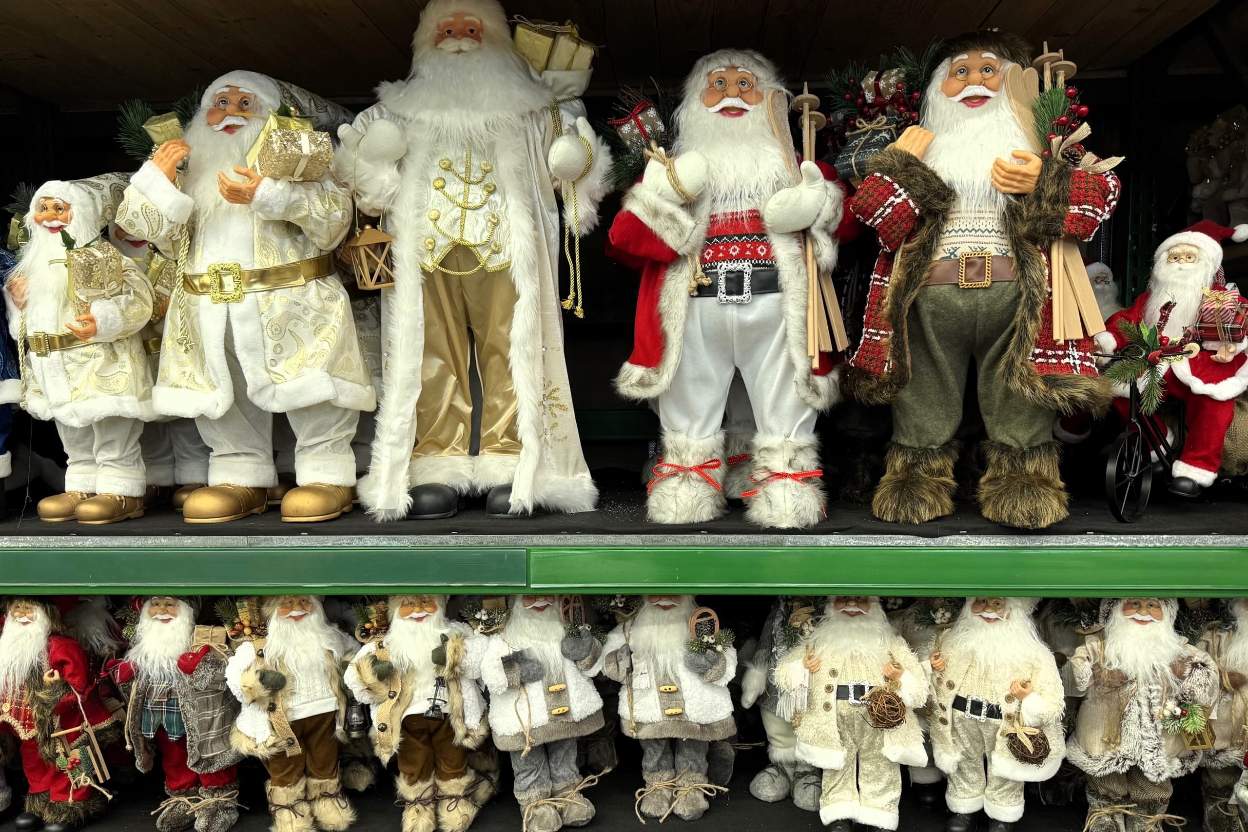 Verschiedene Nikolausfiguren in einem Regal.