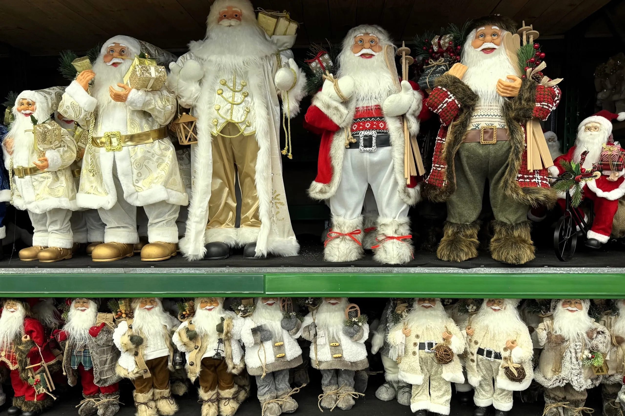 Verschiedene Nikolausfiguren in einem Regal.