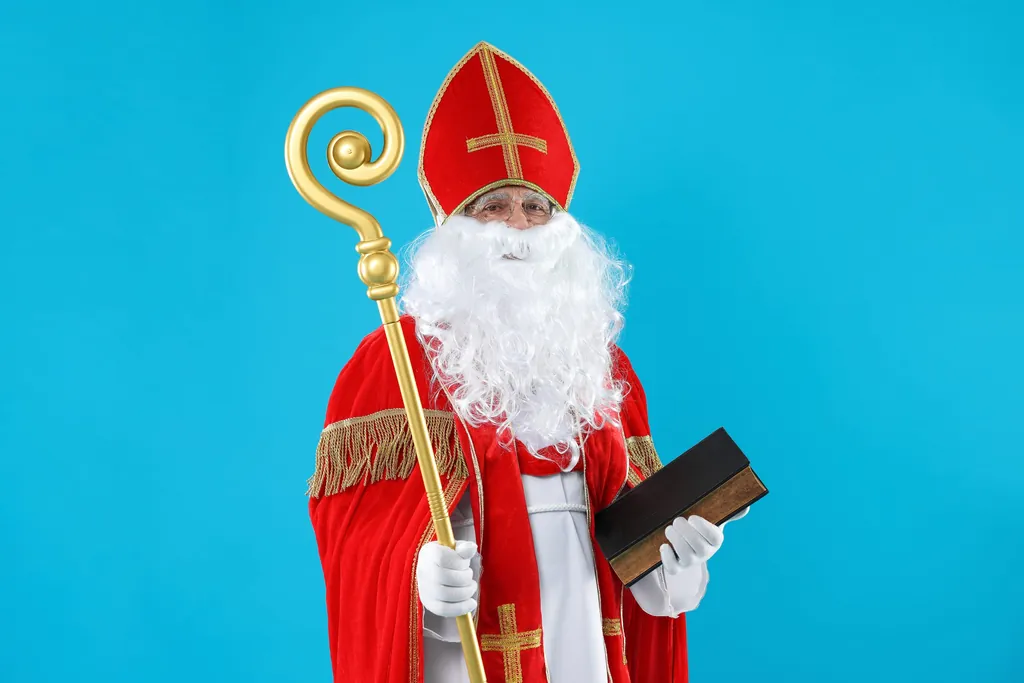 Der Heilige Nikolaus tr&auml;gt eine Bischofsm&uuml;tze und einen Bischofsstab.