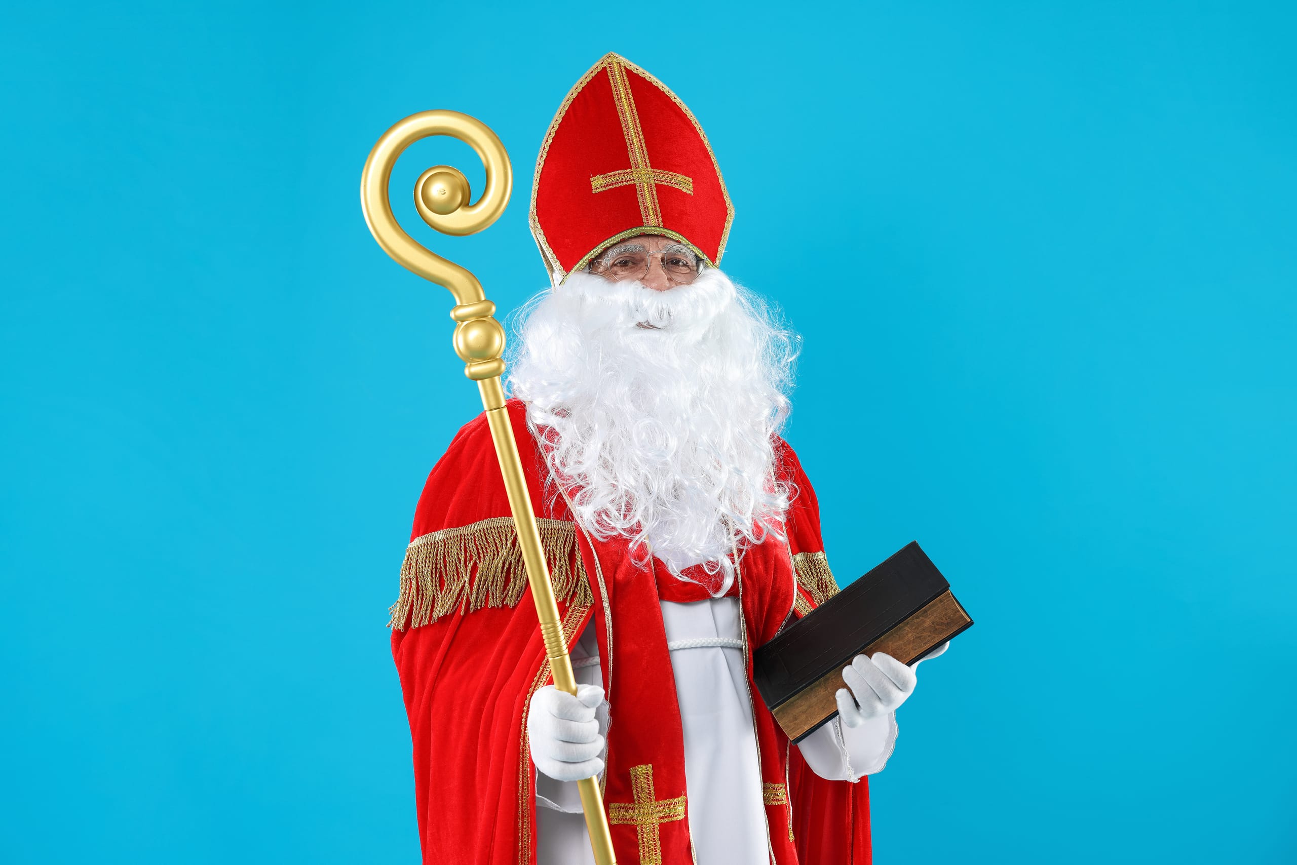 Der Heilige Nikolaus trägt eine Bischofsmütze und einen Bischofsstab.