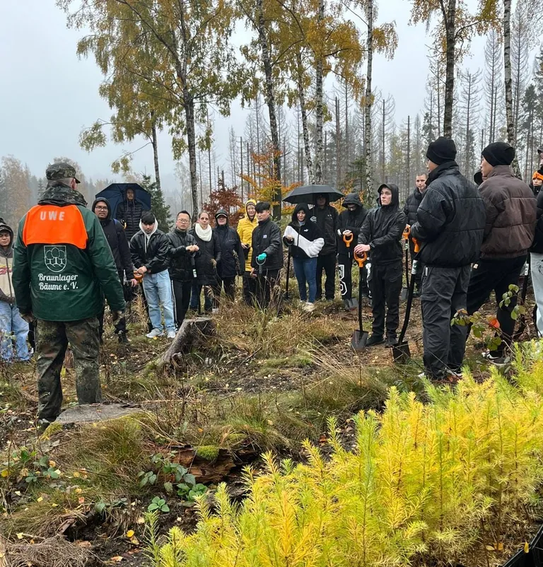 Baumpflanzaktion Textilreiniger Azubis Anna-Siemsen