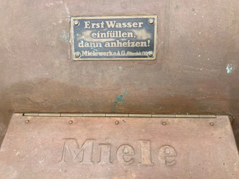 Etwa hundert Jahre alt ist dieses Typenschild der Trommelwaschmaschine.