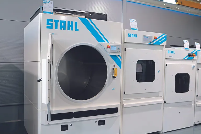 Industriewäschetrockner mit einem Füllgewicht von 8 bis 110 Kilogramm.