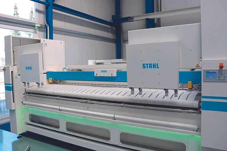 Wäscheeingabe-Maschine „SERVANT“ mit bis zu drei Aufgabepositionen.