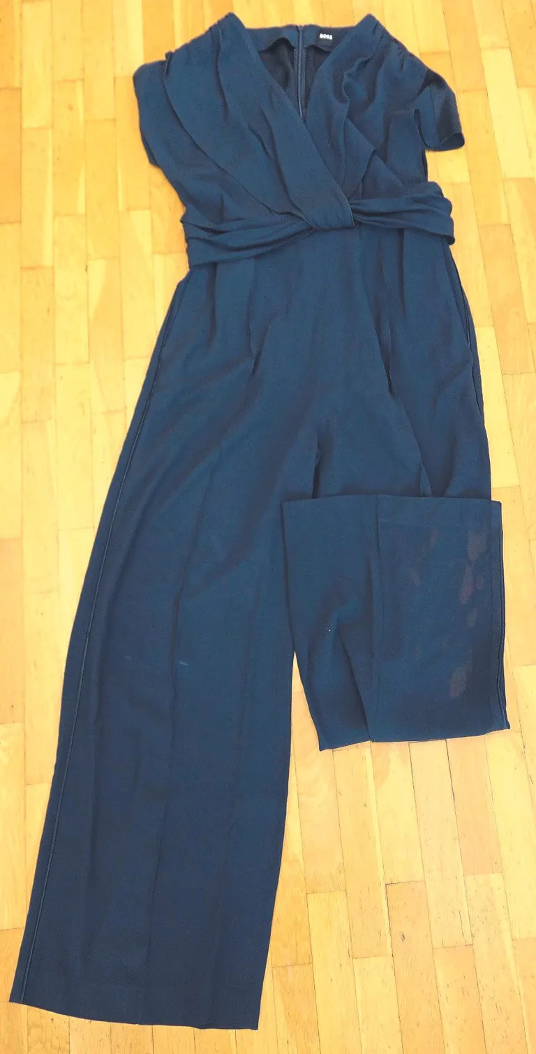 Rötliche Flecken und helle Stellen zeigten sich an einem Jumpsuit aus Kreppgarn.