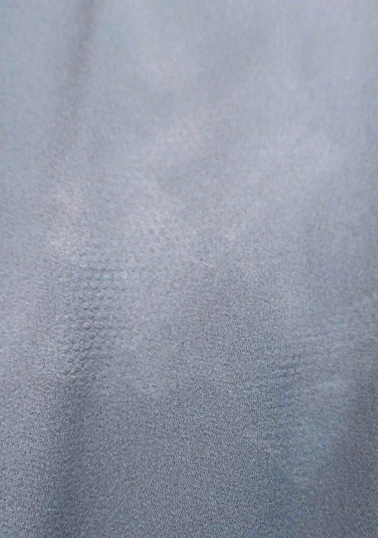 Punktartige Abdrücke – verursacht durch die Lochung der Absaugung eines Detachiertisches.