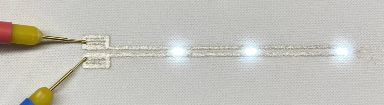 Abbildung 3: SMD-LED ohne Löten auf leitfähigen Linien montiert für Beleuchtungsanwendungen.