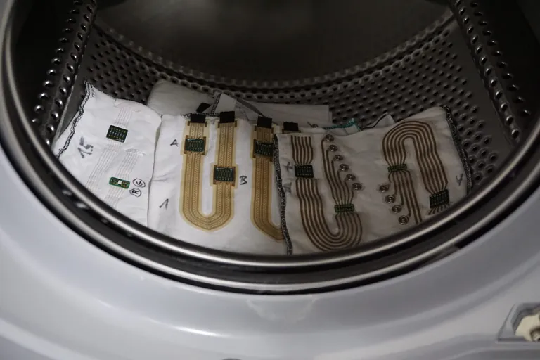 Wenn ein Kleidungstück mit Sensoren, Leiterplatten und -bahnen ausgestattet ist, wird eines selbst für professionelle Textilreiniger zum Problem: Es zu waschen.